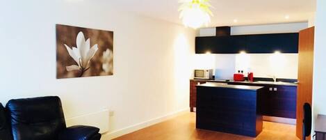 Apartamento, 1 habitación, balcón | Servicio de comidas en la habitación