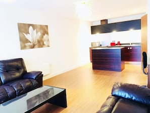 Apartamento, 1 quarto, sacada | Área de estar | TV de tela plana