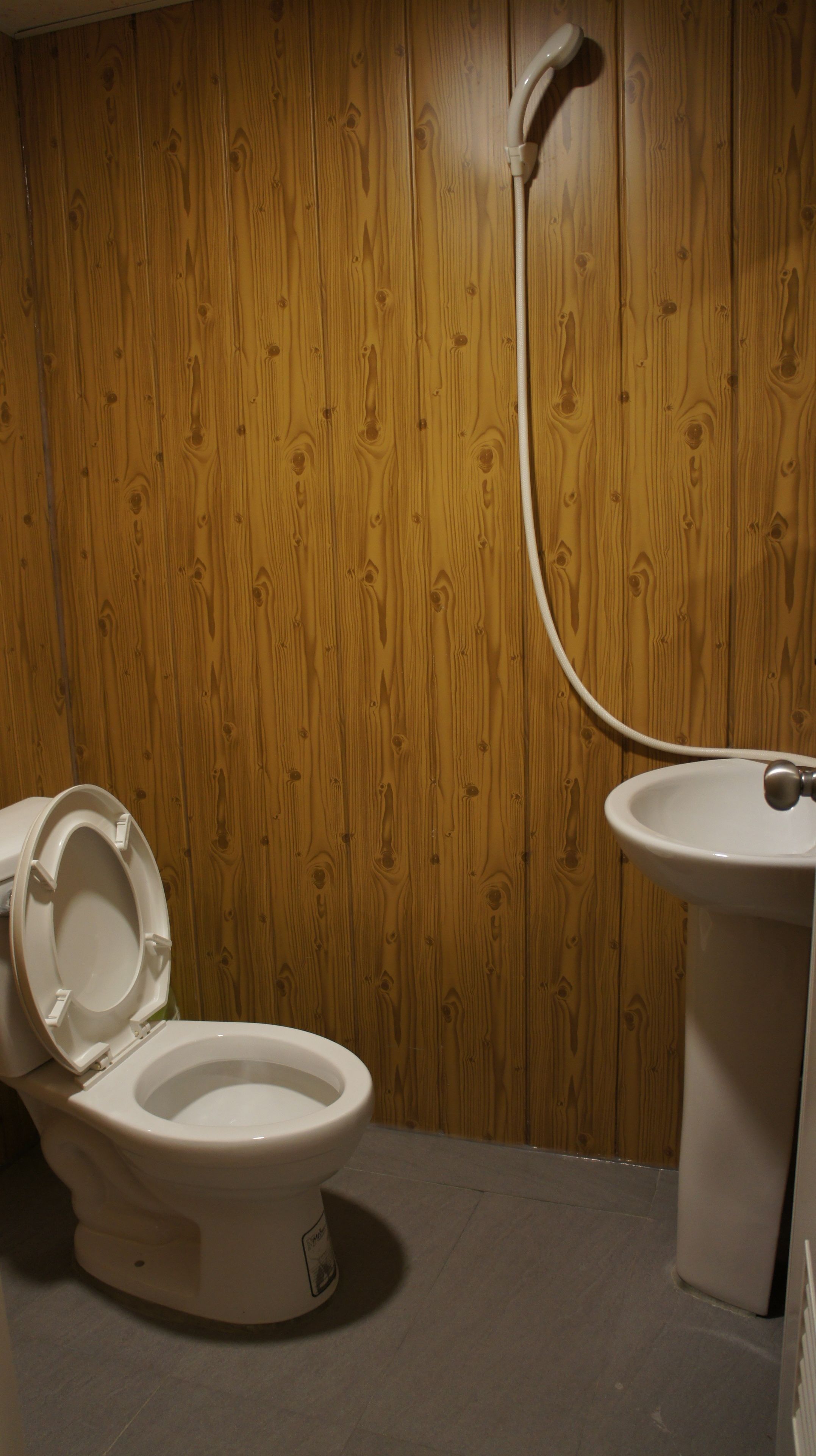 Chambre Quadruple Standard | Salle de bain | Douche, articles de toilette gratuits, sèche-cheveux, chaussons