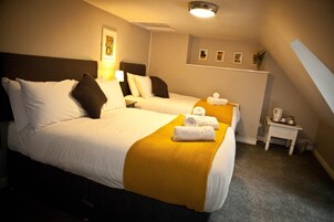 Tabla de planchar con plancha, wifi gratis, ropa de cama