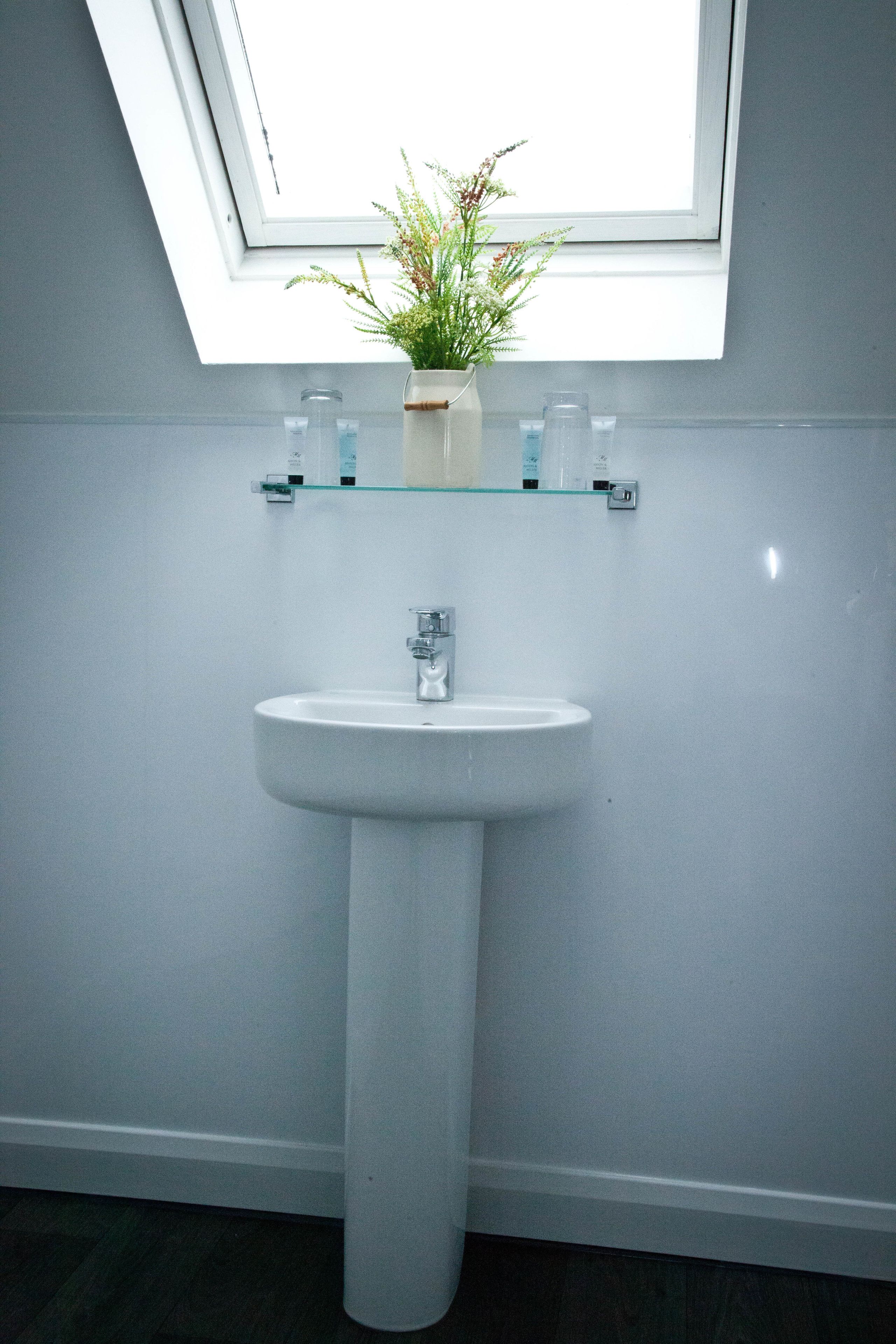 combined shower/bathtub, free toiletries, towels