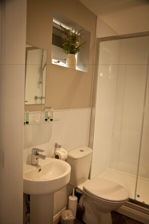 Combined shower/tub, free toiletries, towels - Rowton Poplars Hotel (Chester)