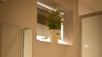 Combined shower/bathtub, free toiletries, towels