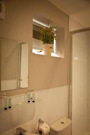 Ensemble baignoire-douche, articles de toilette (gratuits)