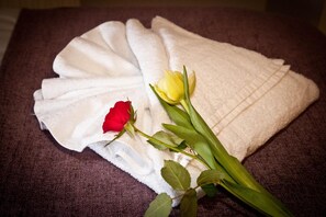 Combined shower/tub, free toiletries, towels - Rowton Poplars Hotel (Chester)