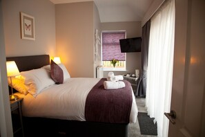 Tabla de planchar con plancha, wifi gratis y ropa de cama 