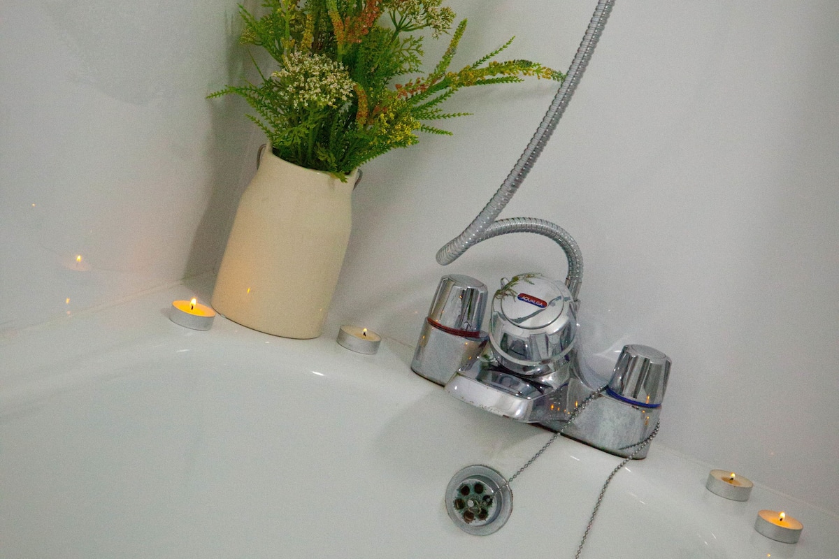 combined shower/bathtub, free toiletries, towels