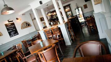 Café da manhã completo todos os dias mediante uma taxa