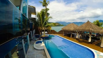 Piscina interna, piscina externa, espreguiçadeiras