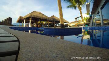 Piscina interna, piscina externa, espreguiçadeiras