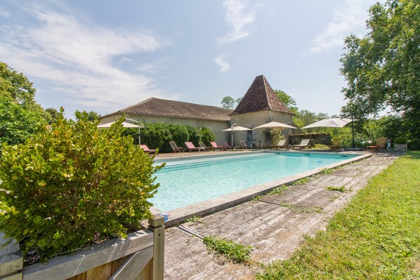 Piscine extérieure, chaises longues