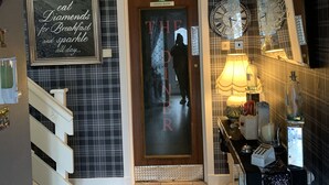 A hotel entrance with a sign reading "Be our guest" and a sign for the dining room. - Gleninver Guest House (Inverness)