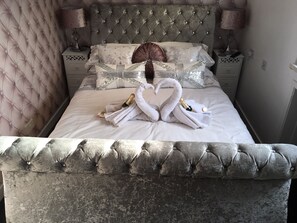 Ropa de cama de alta calidad y minibar con artículos gratuitos