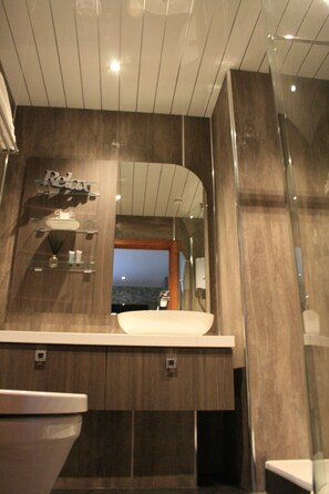 Superior tweepersoonskamer | Badkamer met douche