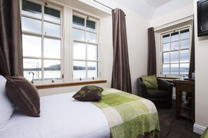 Premium bedding, desk, blackout drapes, iron/ironing board - North Kessock Hotel (Inverness)