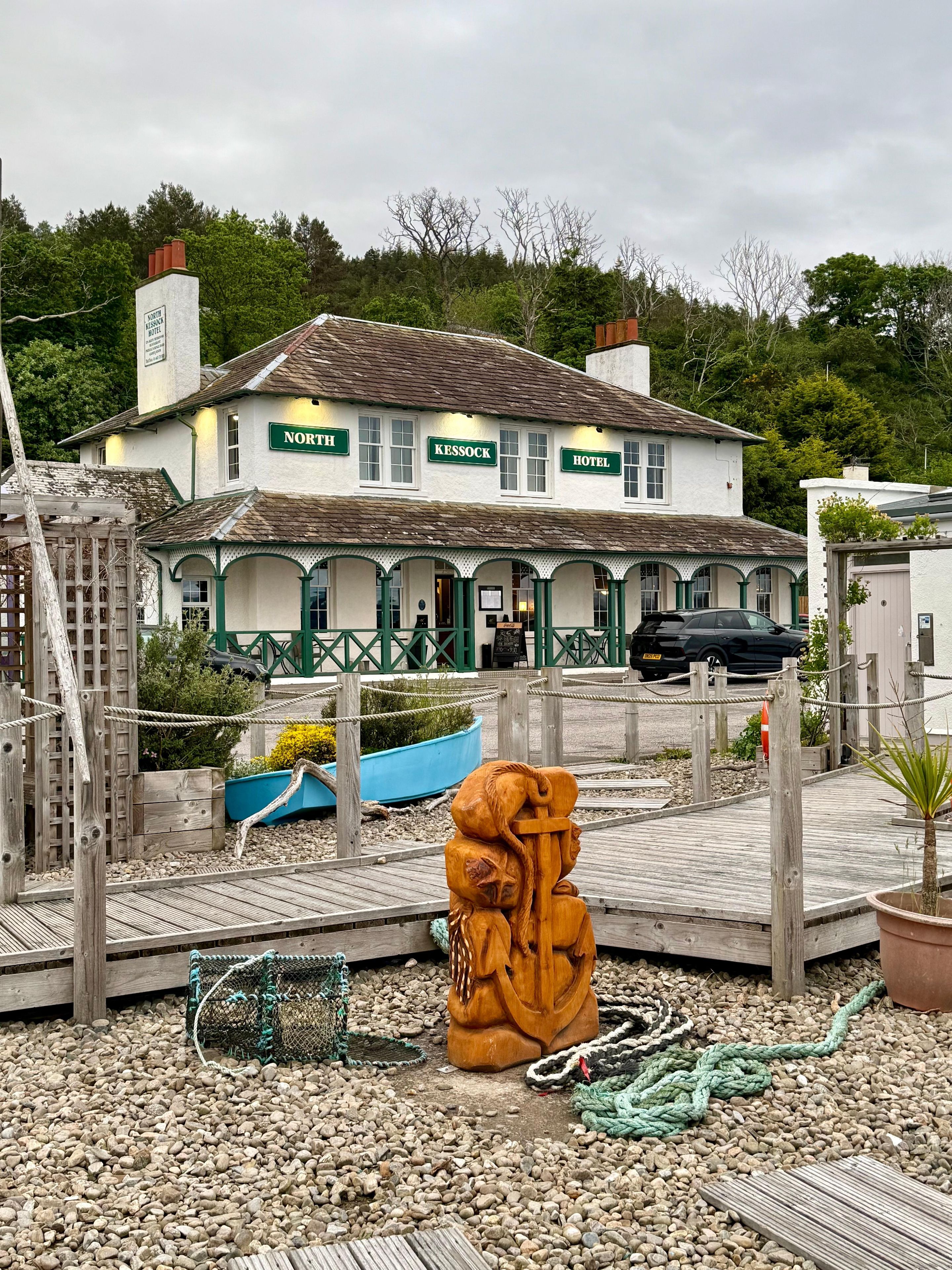 Un bâtiment traditionnel, reconnaissable à une enseigne indiquant qu’il s’agit d’un hôtel.