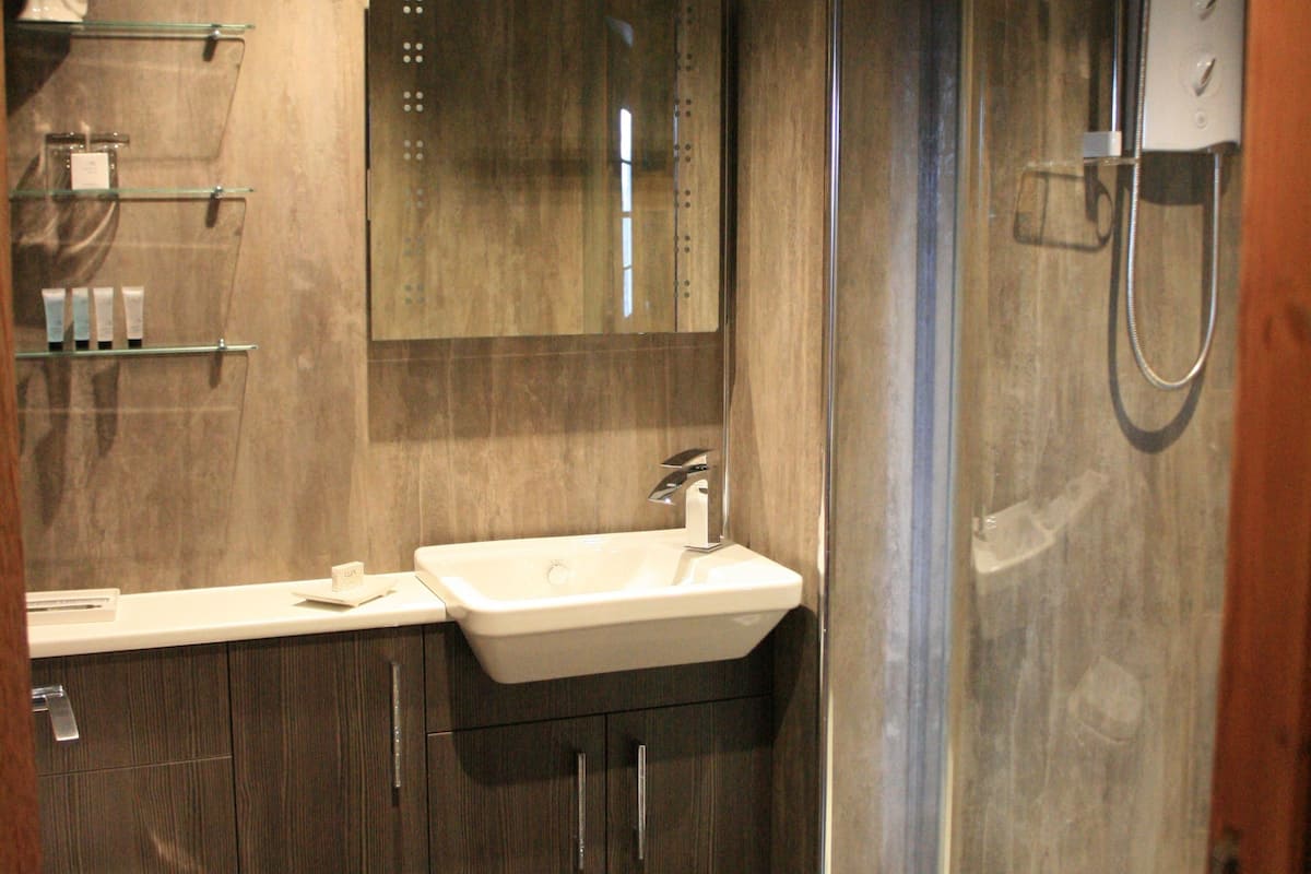 family room, garden view | bathroom shower