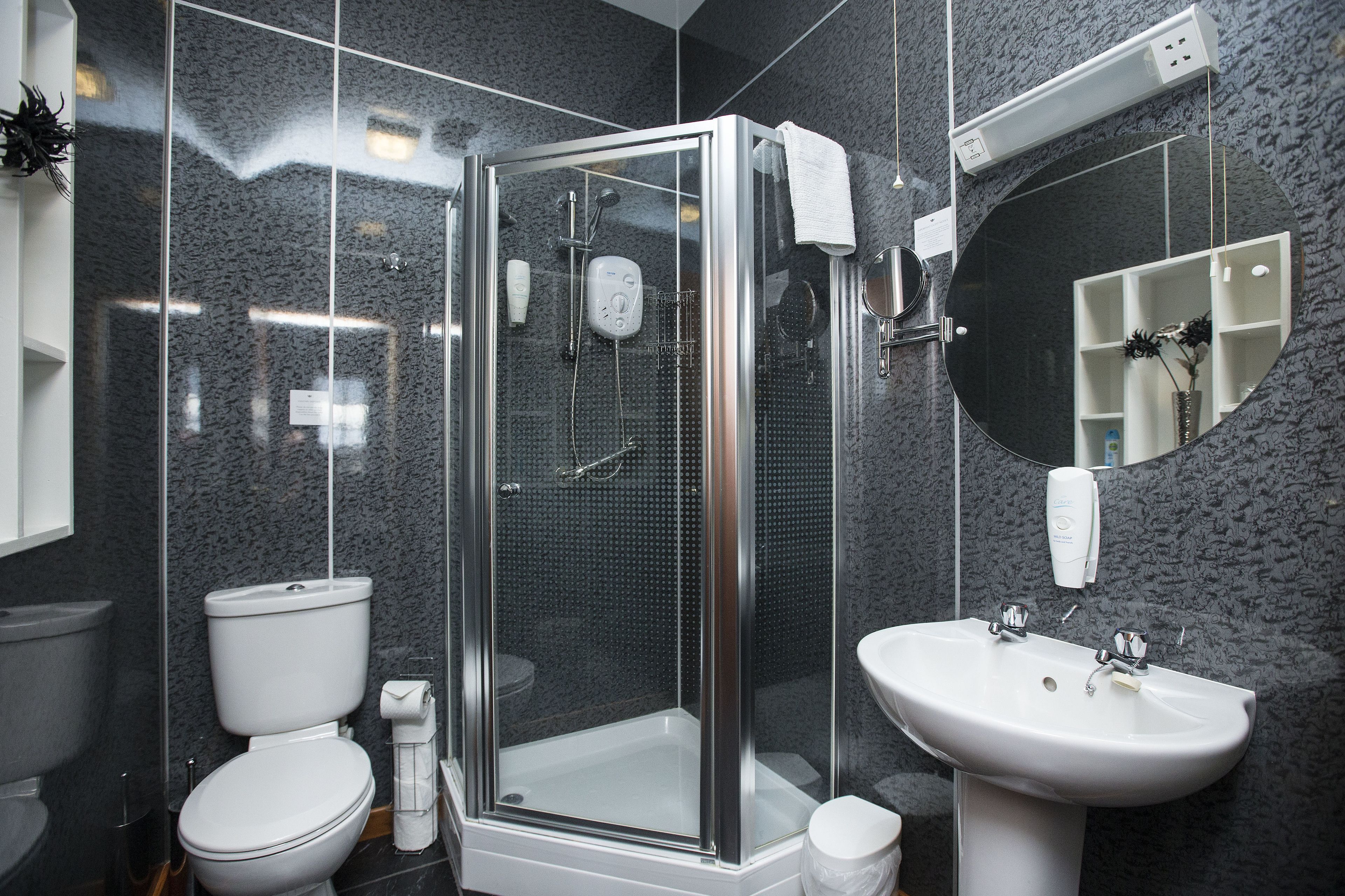 standard double room, sea view | bathroom | shower, free toiletries, hair dryer, towels