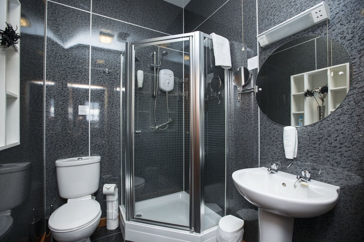 standard double room, sea view | bathroom | shower, free toiletries, hair dryer, towels