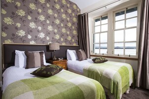 Habitación superior con 2 camas individuales, vistas al mar | Ropa de cama de alta calidad, escritorio, cortinas opacas