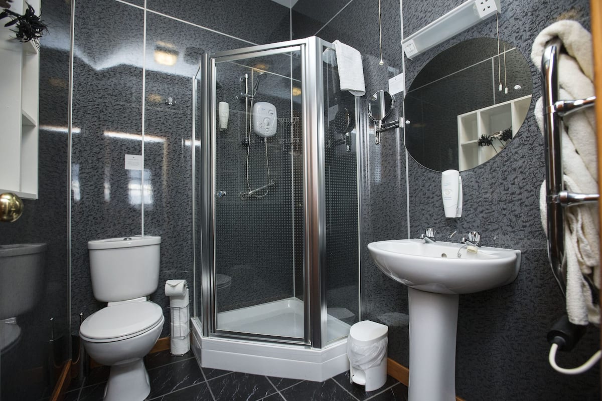 superior triple room | bathroom | shower, free toiletries, hair dryer, towels