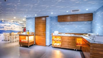 Free daily buffet breakfast
