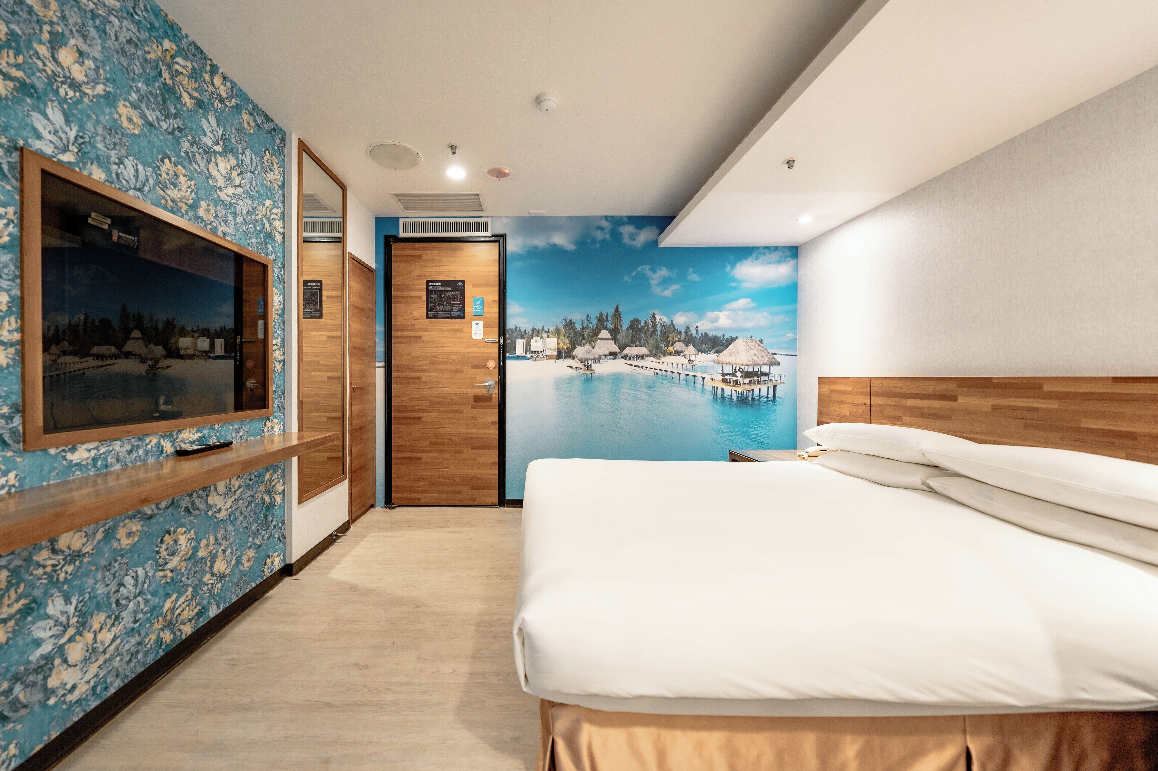 standard double room, no windows | down duvets, free minibar, in-room safe, desk