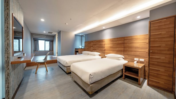 A modern hotel room with two beds, a desk, and a large mirror. - Hotel Cloud Arena-Daan (Taipei)