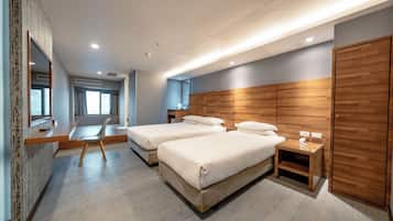 Deluxe Triple Room | Down comforters, free minibar, in-room safe, desk