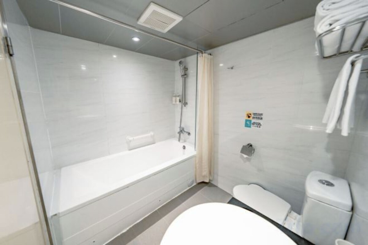 ヘアドライヤー、タオル、シャンプー、トイレットペーパー