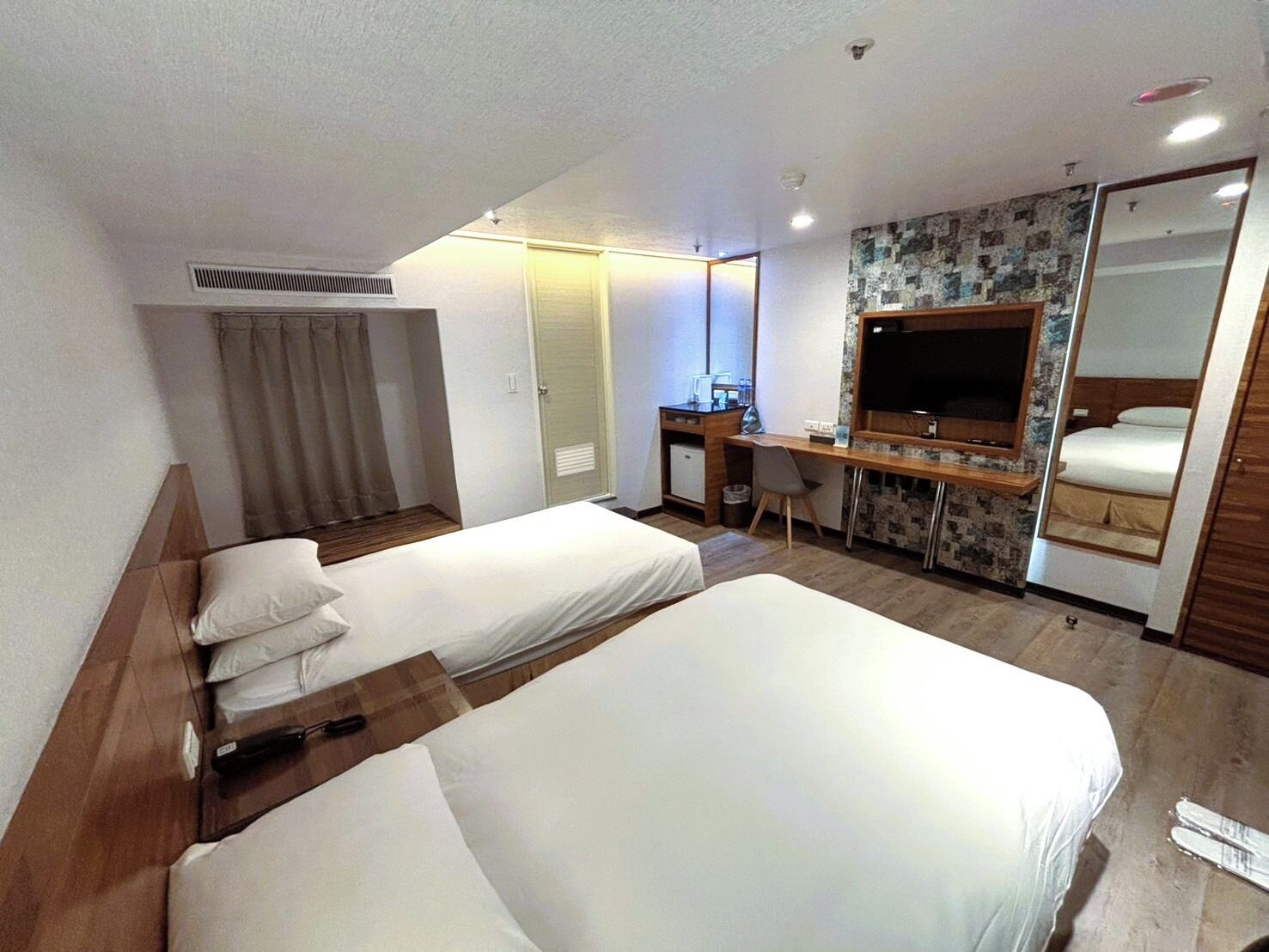 standard twin room | down duvets, free minibar, in-room safe, desk