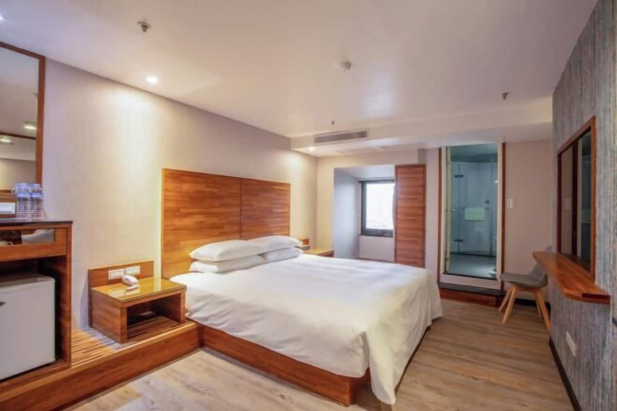 Down comforters, minibar (free items), in-room safe, desk