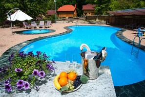 2 outdoor pools