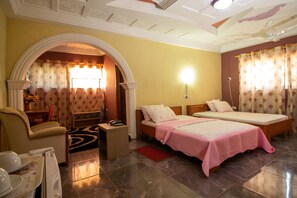 1 habitación, cubrecamas, escritorio y espacio para trabajar con laptop 