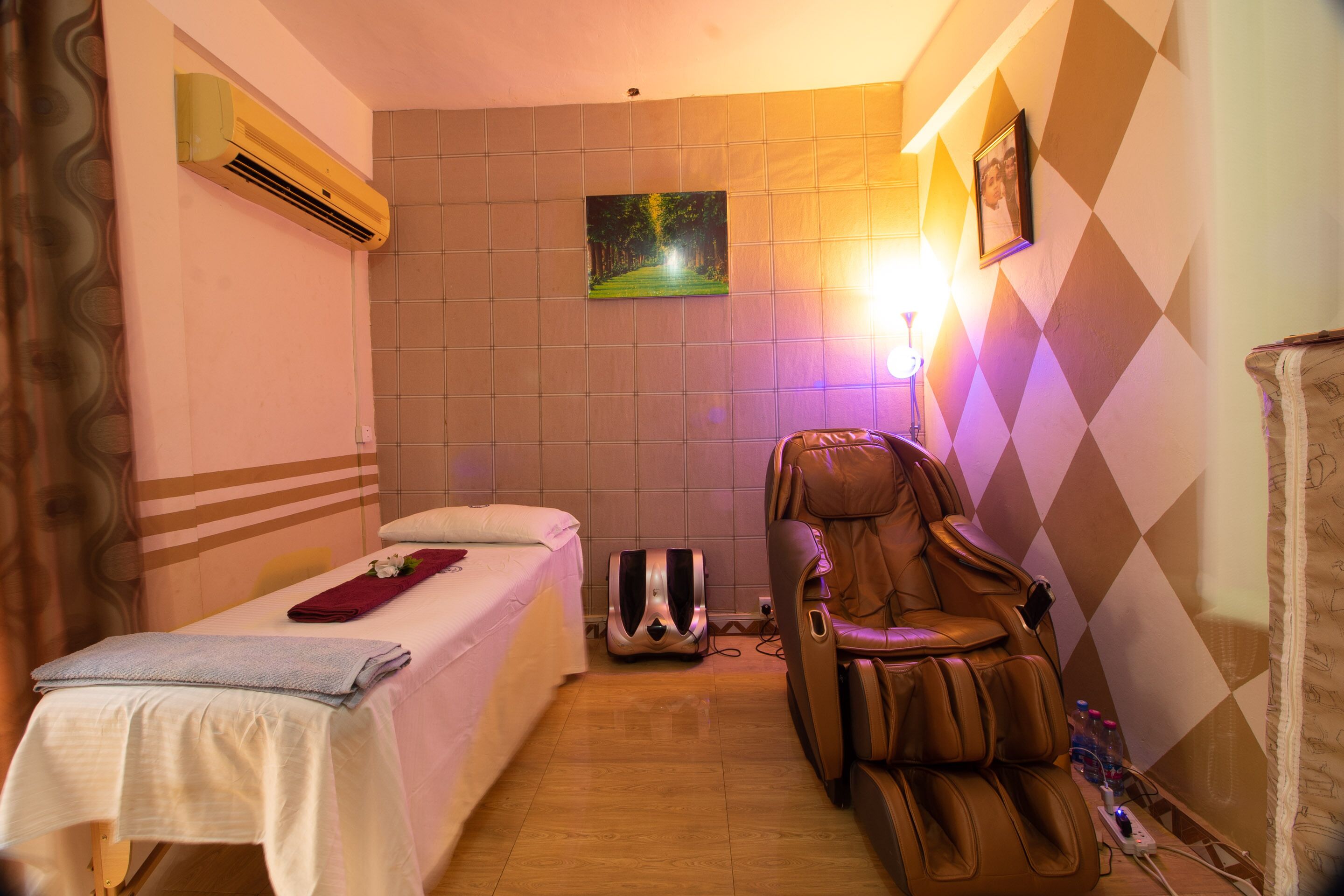 Couples treatment rooms, aromatherapy, hot stone massages