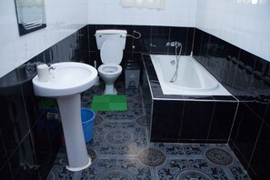 Deluxe Room | Bathroom | Free toiletries, towels - Glamossay Hotel (Sunyani)