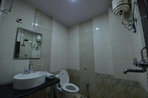 Dusche, kostenlose Toilettenartikel, Hausschuhe, Handtücher