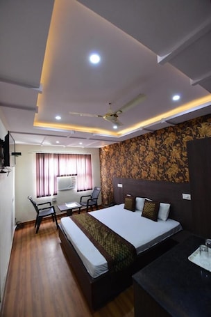 Desk, free WiFi, bed sheets