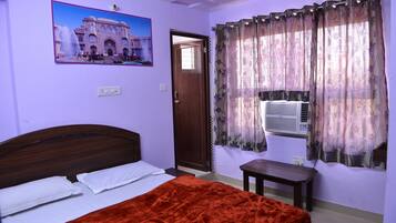 Semi Deluxe AC Room | Skrivebord, wi-fi (inkludert) og sengetøy