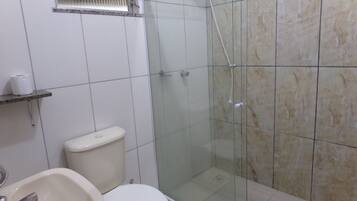 Chuveiro, toalhas de banho