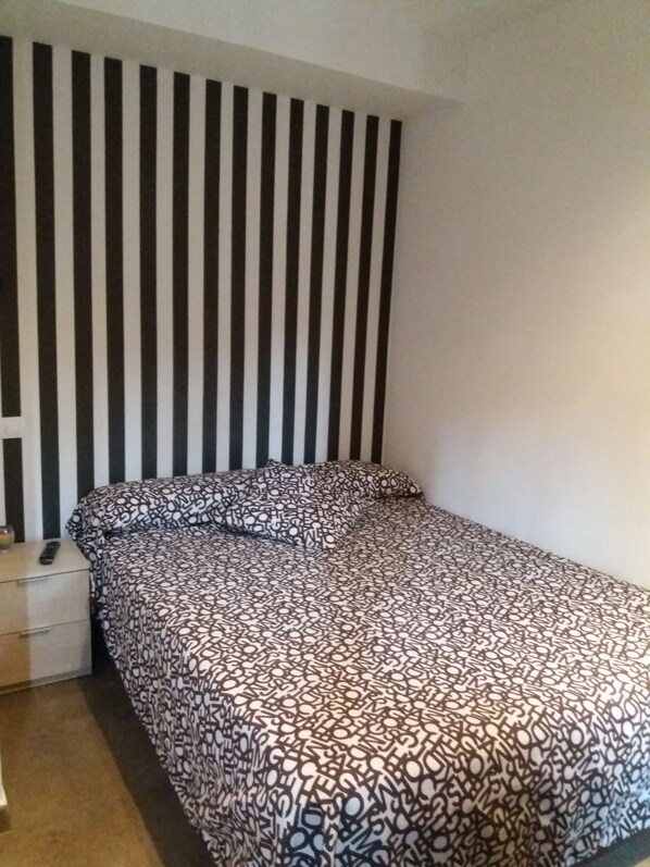 Habitación con 2 camas individuales | Ropa de cama de alta calidad, escritorio, cunas y camas extra 