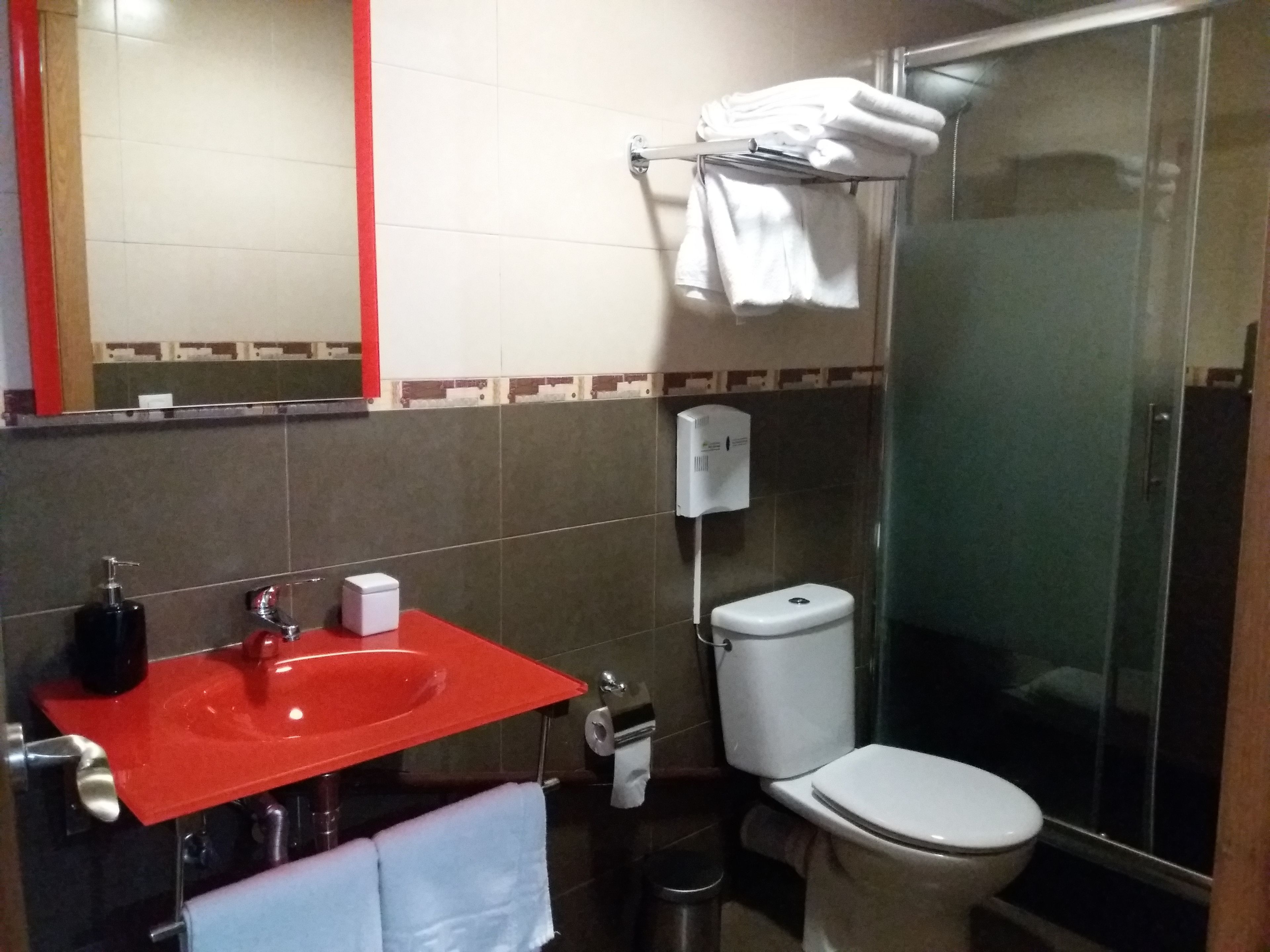 Habitación cuádruple | Baño | Ducha, artículos de higiene personal gratuitos y secador de pelo
