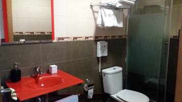 Habitación cuádruple | Baño | Ducha, artículos de higiene personal gratuitos y secador de pelo