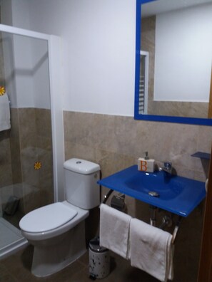 Twin Room | Bathroom