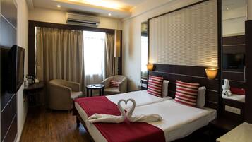 Ropa de cama de alta calidad y caja de seguridad en la habitación