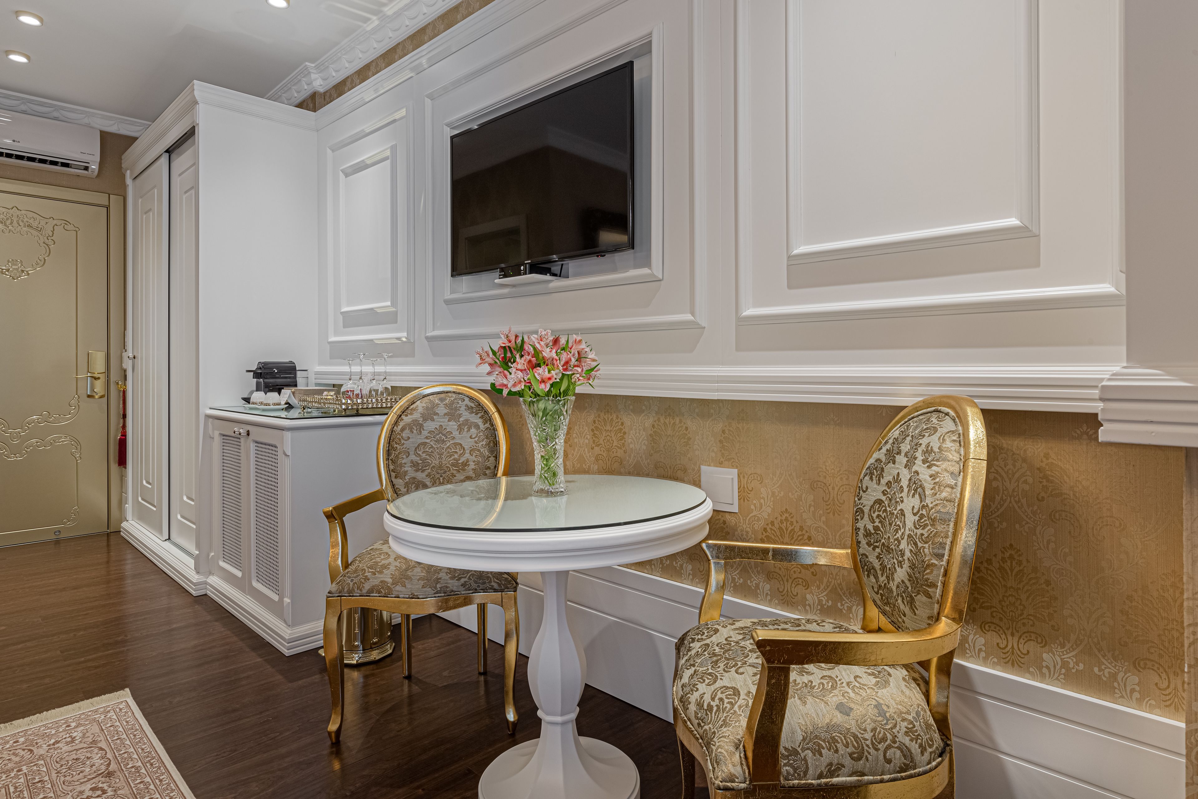 deluxe suite (colline) | in-room dining