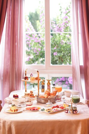 Free daily buffet breakfast  - Hotel Colline de France (Gramado)