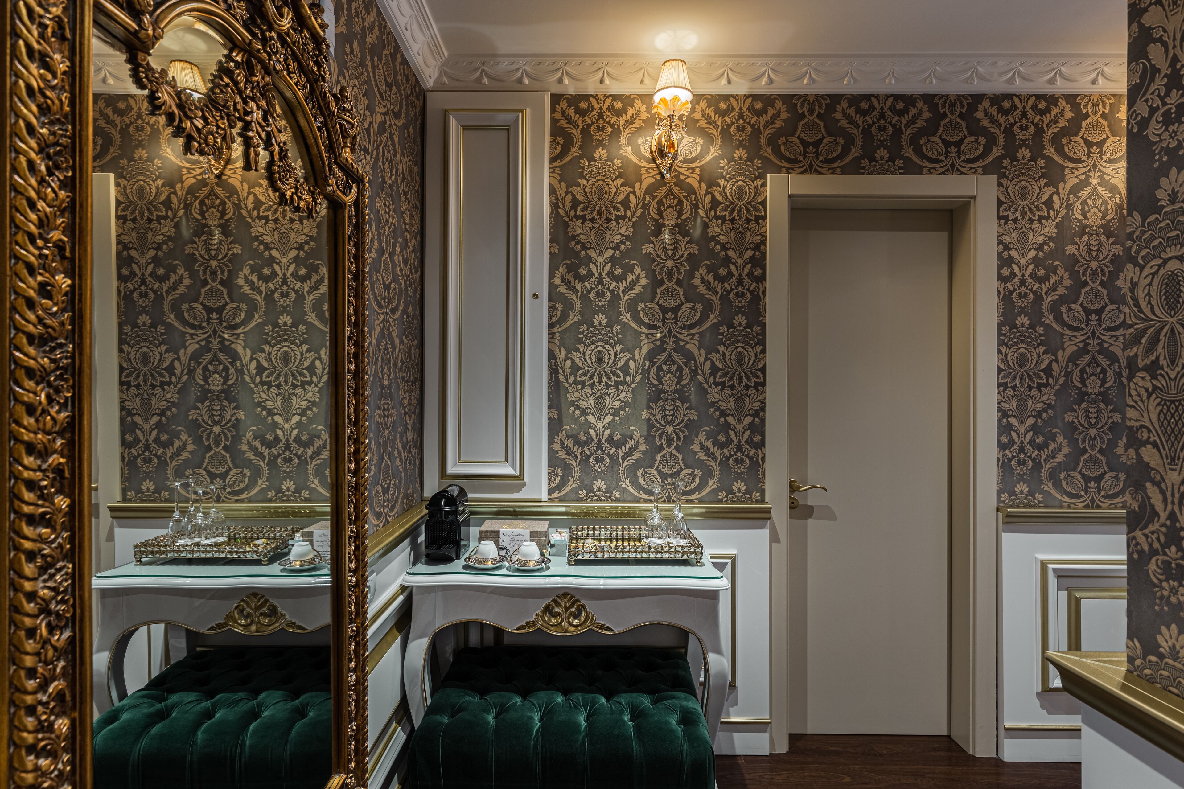 deluxe suite, jetted tub (majestic) | 1 bedroom, premium bedding, minibar, in-room safe