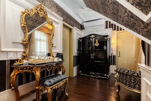 Suite, Jetted Tub (Master Imperial)