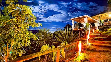 Fachada da propriedade à noite
